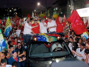 Lula arrasta 100 mil pessoas e é aclamado nas ruas do Recife