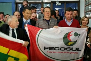 Dirigentes da Fecosul e de Sindicatos comemoram aprovação da PL. Foto Cristiano Andrade