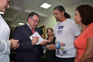 Governador de Santa Catarina diz que vai trabalhar para não pagar o reajuste do piso dos professores