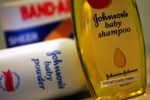 Produtos da Johnson & Johnson em prateleiras de supermercado (Foto: Getty Images)