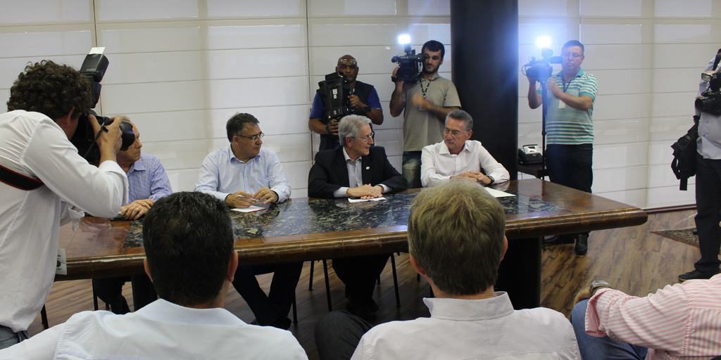 Representantes de trabalhadores e empresários entregam Termo de Compromisso do Piso Salarial ao governador Raimundo Colombo
