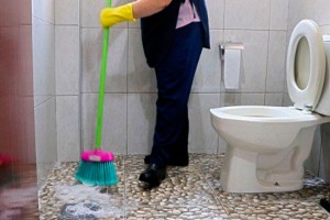 Trabalhadora terceirizada limpeza