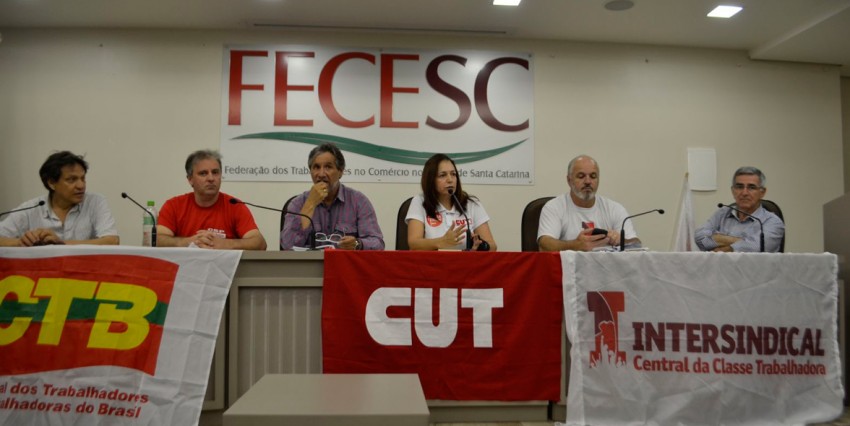 Reunião sobre a greve geral no auditório da FECESC