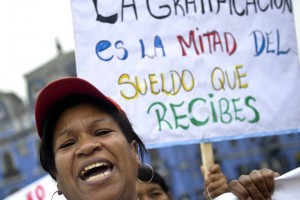 Trabalhadora doméstica em uma manifestação em Lima em 2012. ERNESTO BENAVIDES GETTY