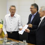 Raimundo Colombo recebe Termo de Compromisso com acordo para reajuste do Piso Salarial Estadual