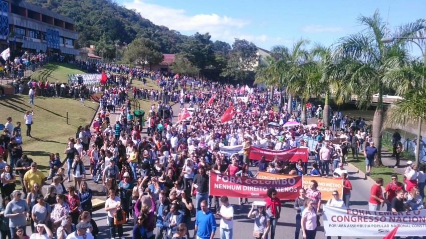 Joinville  passeata reúne milhares de trabalhadores no norte do estado