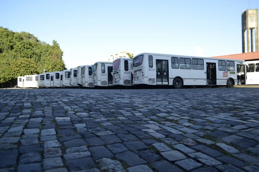 Sem ônibus, trabalahdores ficaram em casa. Na foto, ônibus parados em Blumenau