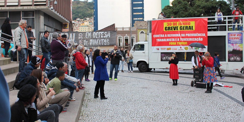 Ato cultural chama a população de Florianópolis para a Greve Geral do dia 30 de junho