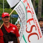 Jornal dos Trabalhadores com o diretor da FECESC Nadir Cardozo dos Santos