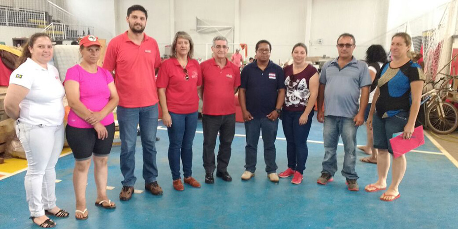 Diretores da FECESC levam solidariedade aos acampados em Faxinal dos Guedes