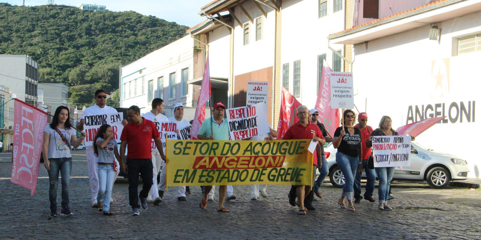Trabalhadores do Angeloni realizaram protesto em Laguna no feriado de Tiradentes