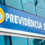 Bolsonaro desmantela proteção previdenciária e aumenta fila do INSS, revela estudo