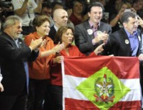 Comício petista reúne cerca de 10 mil pessoas em Joinville
