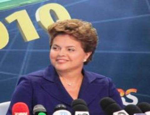 Pessoas compram bens porque têm renda e salário, afirma Dilma ao Grupo RBS