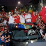 Lula arrasta 100 mil pessoas e é aclamado nas ruas do Recife