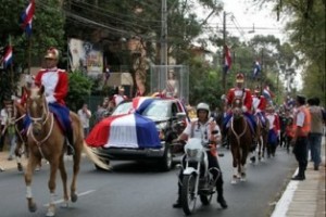 ‘Golpista’, gritam manifestantes contra novo presidente paraguaio