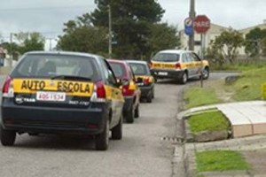 Trabalhadores de autoescolas decidem entrar em greve no Paraná
