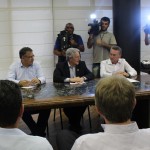 Representantes de trabalhadores e empresários entregam Termo de Compromisso do Piso Salarial ao governador Raimundo Colombo