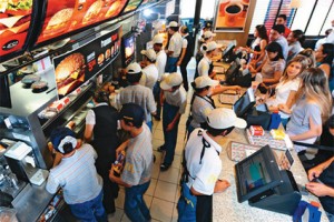 Justiça do Trabalho diz que lanche de ‘fast food’ não substitui pagamento de tíquete alimentação