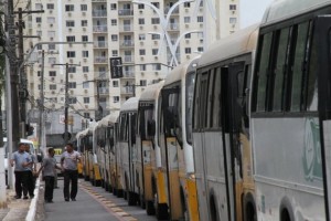 Brasileiros reagem aos golpistas e cruzam os braços