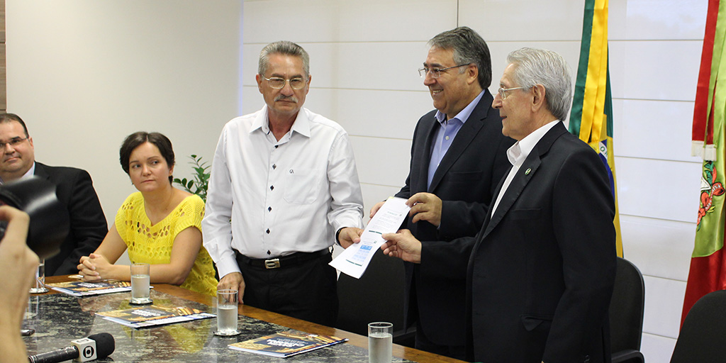 Raimundo Colombo recebe Termo de Compromisso com acordo para reajuste do Piso Salarial Estadual