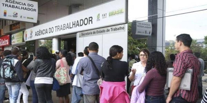 Reforma trabalhista reduziu renda, não gerou emprego e precarizou trabalho