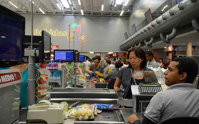 PANDEMIA DE CORONAVÍRUS: E se fosse mais útil vacinar primeiro a caixa do supermercado?